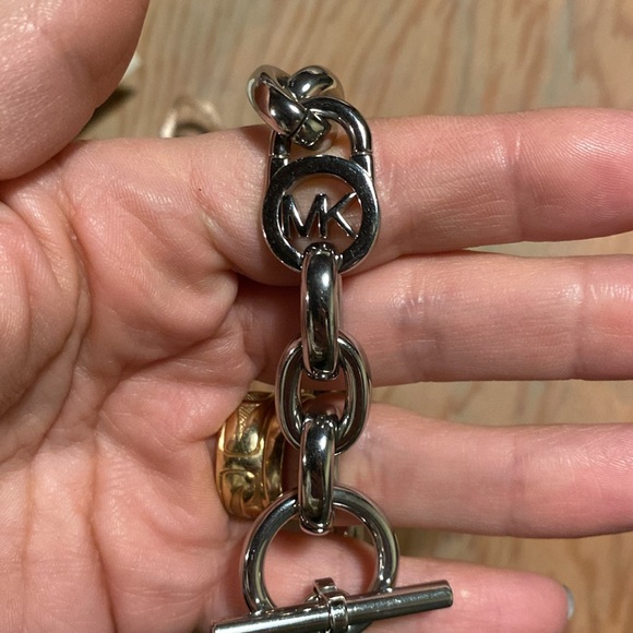 Michael Kors silver coloured bracelet, with box and duster bag. - Picture 4 of 4